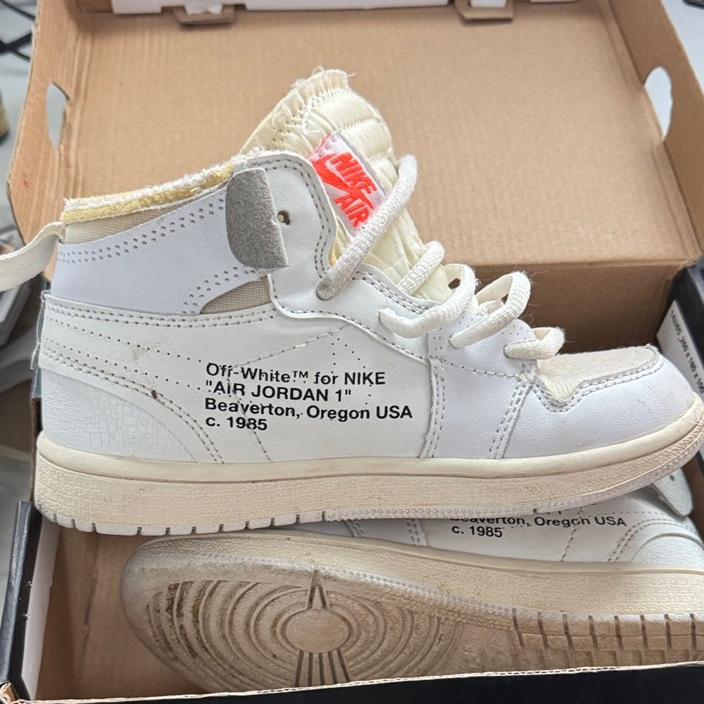 Kids White Sneakers size 1 big kids
